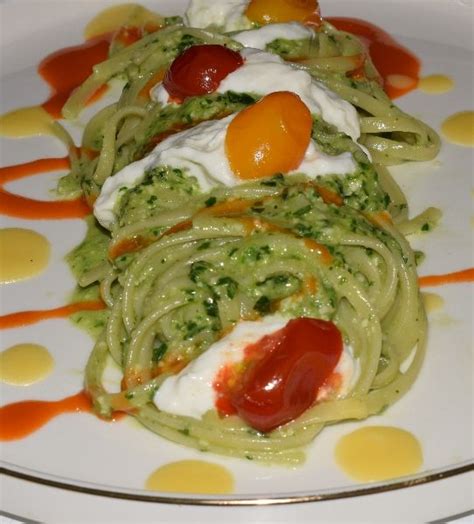 Linguine Al Pesto Di Rucola Con Burrata E Salsa Di Ciliegino E