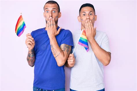 Joven Pareja Gay De Dos Hombres Sosteniendo Banderas Lgbtq Arcoiris Juntos Cubriendo La Boca Con