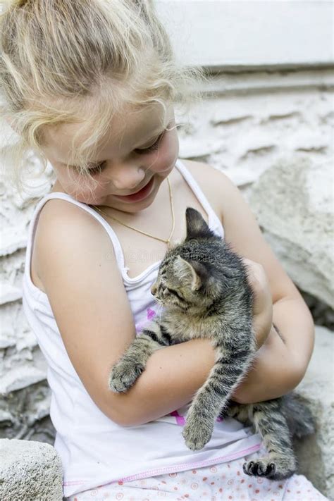 767 Caresse De Jeune Fille Avec Le Chaton Photos Libres De Droits Et Gratuites De Dreamstime