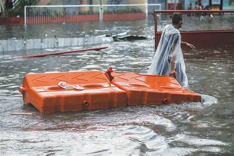 Flood Cripples Philippine Capital As 54 000 Evacuated To Safer Ground