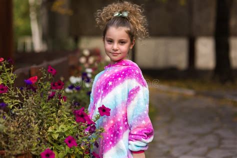 La Fille Gay Dans Un Costume De Licorne Joue Avec Une Suspension Rose Photo Stock Image Du