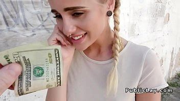 Rubia se pajea y folla en público XVIDEOS