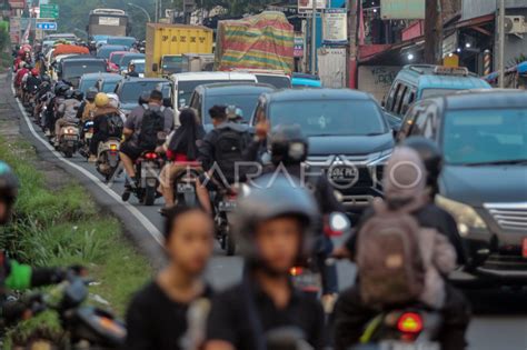 Kepadatan Jalur Wisata Puncak Bogor Antara Foto