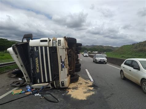 Motorista Fica Ferido Ap S Carreta Tombar Na Via Dutra Em Resende