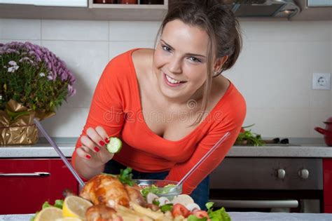 Beau Jeune Femme Dans La Cuisine Moderne Photo Stock Image Du Santé Femelle 26877532