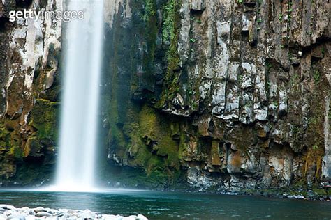 Water falls over cliff of columnar basalt 이미지 473355566 게티이미지뱅크