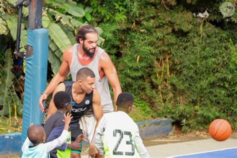 Photo Kylian Mbapp Dispute Un Match De Basket Amical Avec Joakim