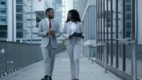 Vídeo Gratis Gerentes afroamericanos confiados caminando por la calle