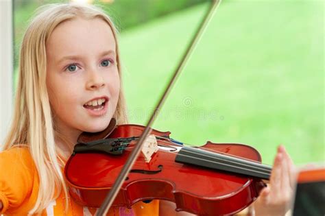 Joyeuse Petite Fille Blonde Jouant Du Violon Sur Fond Vert Flou Image stock Image du durée