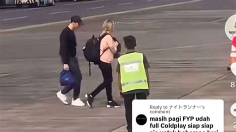 Viral Chris Martin Sujud Di Bandara Sebelum Naik Pesawat Menuju Negara Asal