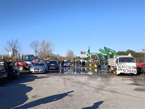 Gli Agricoltori Della Calabria Protestano Contro Rincari E Regole Ue