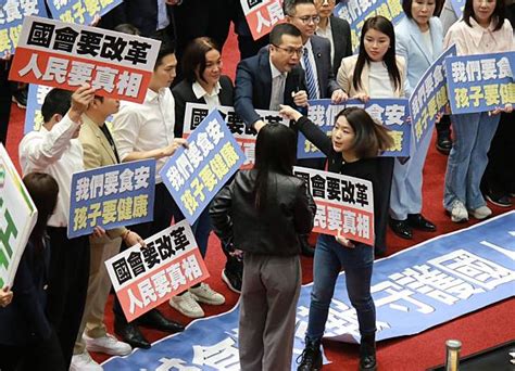 食安風暴藍委杯葛陳建仁報告 黃捷、徐巧芯爆搶麥克風大戰 中廣新聞網 Line Today