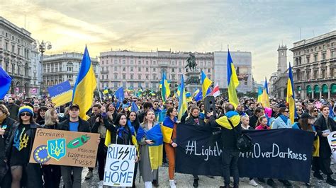 In Migliaia Per Gli Ucraini In Piazza Duomo Manifestazione Corteo