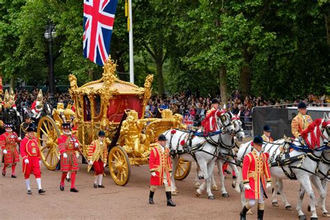 Les deux carrosses du couronnement de Charles III un carrosse créé