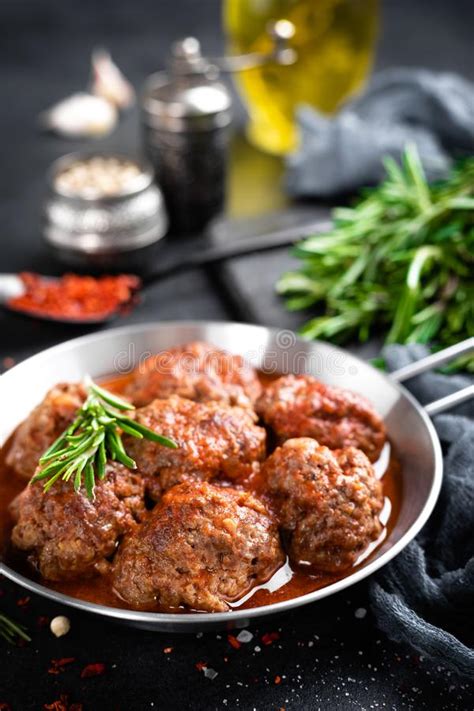 Alb Ndigas De La Carne De Vaca Con Las Especias En Salsa De Tomate