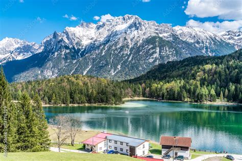 Blick Auf Den Lautersee Und Das Karwendelgebirge Bei Mittenwald In