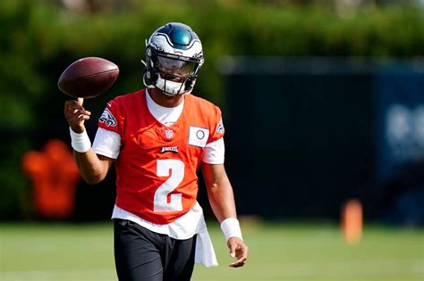 Jalen Hurts helps Eagles defense prepare for Ravens star Lamar Jackson ... 