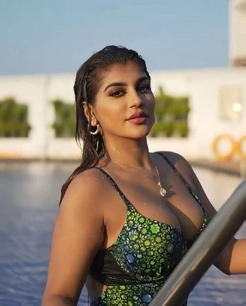 Tamil Actress Yashika Aanand Flaunting Her Cleavage See Hot Pics
