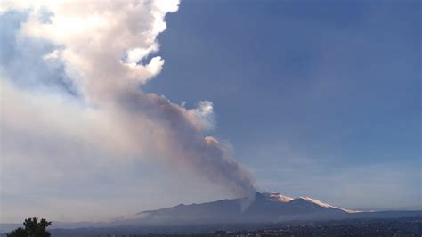 Nuova Eruzione Dell Etna Fontane Di Lava E Cenere In Atto Video