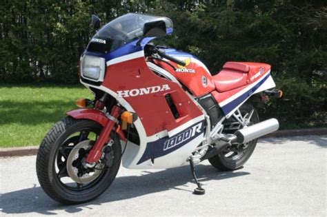 1983 Honda CB1100R (reduced effect) - Moto.ZombDrive.COM