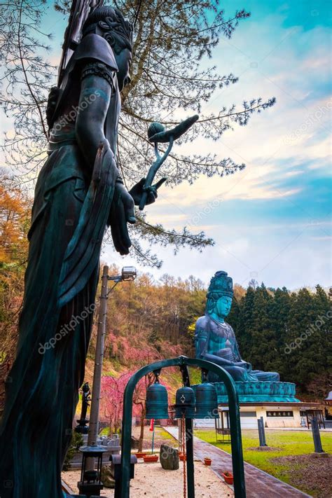 El Gran Buda Showa Daibutsu En El Templo Seiryuji En Aomori Jap N