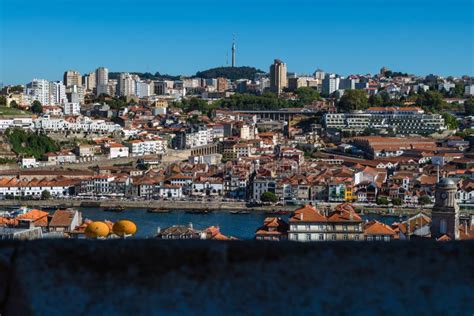 Sobre Los Tejados De Las Tejas Rojas Que Pasan Por Alto La Ciudad De