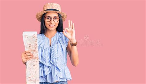 Joven Hermosa Chica Latina Con Sombrero De Verano Que Sostiene El Mapa Haciendo Signo De Ok Con