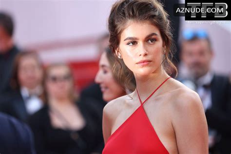 Kaia Gerber Sexy Seen Braless Flaunting Her Hot Figure On The Red