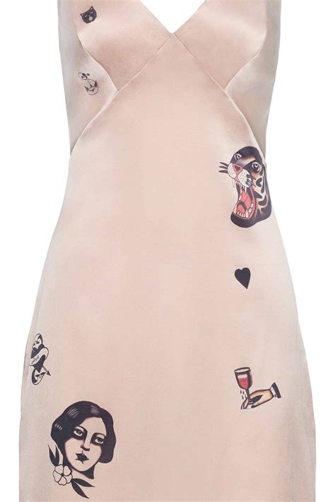 Midikleid Aus Seide In Nude Mit Bunten Tattoo Illustrationen The WFS