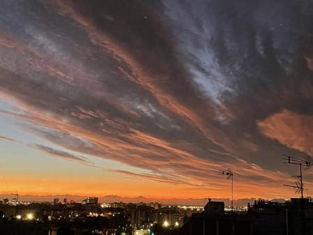 Una Gran Nube Cubre El Rea De Barcelona