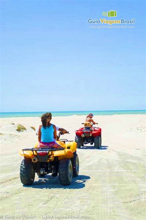 Imagem De Duas Amiga Andando De Bugue Nas Areias Da Praia