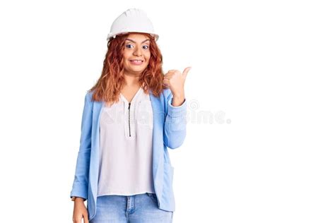 Jovem Latina Usando Hardhat Arquiteto Sorrindo Uma Cara Feliz E Apontando Para O Lado O