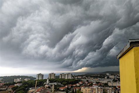 Galerija Video Crveni Alarm Upaljen I Za Zagreb U Istru Nevrijeme Ve