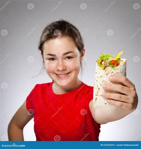 Fille Mangeant Le Grand Sandwich Concentrez Sur Lavant Image Stock