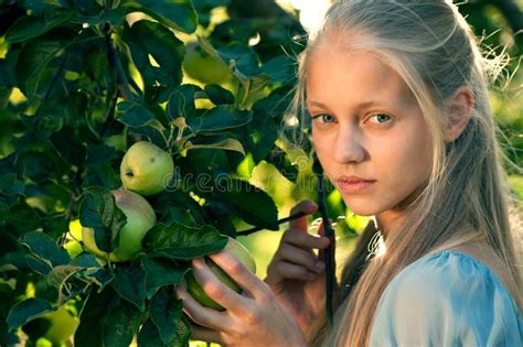Fille Blonde Avec De Longs Cheveux Dans La Robe Jaune Se Reposant Sur Un Banc Image Stock