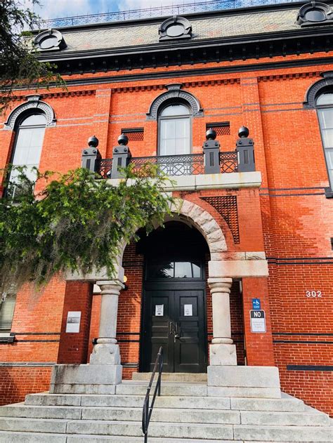 Entryway of Craven County Courthouse in New Bern, North Carolina. Paul ...