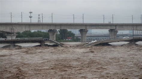 Más De 100 Mil Evacuados Por Las Fuertes Lluvias Y Dos Muertos En El