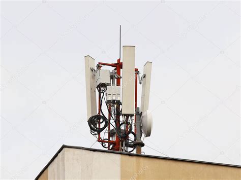 Torre De Radio Con Antenas Sobre Fondo Azul Del Cielo Construcci N De