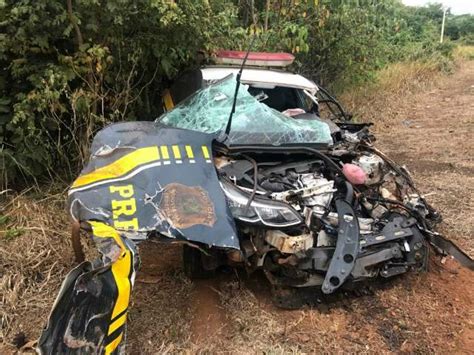 Viatura da PRF fica destruída após bater de frente em carreta bitrem