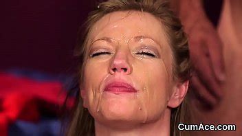 Muñeca desagradable recibe corrida en su cara tragando todo el jugo de amor XVIDEOS