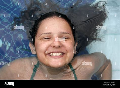 Jeune Fille Bikini Photo Banque De Photographies Et Dimages Haute R Solution Alamy