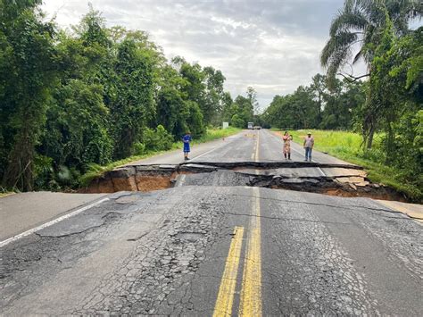 Cratera na BR 470 interdita trânsito nos dois sentidos em Santa