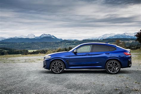 Marina Bay Blue highlights the design of the 2022 BMW X4 M Competition