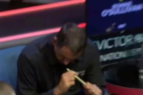 Ronnie O Sullivan Bites Off His Cue Tip As Frustration Gets The Better