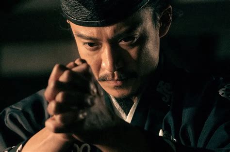 大河ドラマ「鎌倉殿の13人」最終回（第48話）。小さな観音像（髻観音）を両手で挟み込み、祈りを捧げる北条義時（小栗旬）（c）nhk