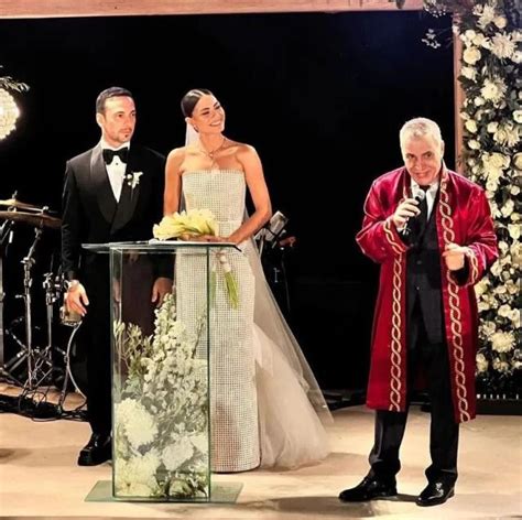 Oğuzhan Koç ile nikah masasına oturan Demet Özdemir in gelinliği alay