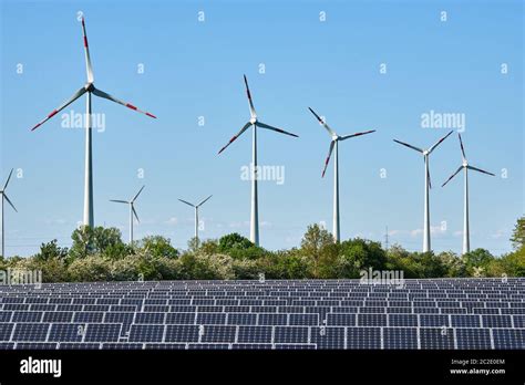 Solar Und Windkraftanlagen In Deutschland Gesehen Stockfotografie Alamy