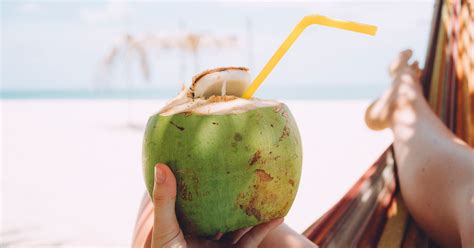 Los PODEROSOS Beneficios De Beber Agua De Coco Para Tu Salud Y Belleza