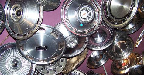 how to take hubcaps off a car