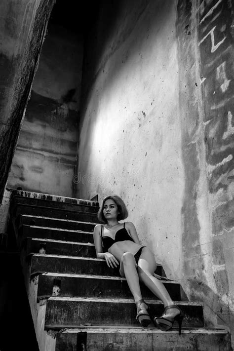 Muchacha Hermosa En El Bikini Que Presenta En Las Escaleras Foto De Archivo Imagen De Interior